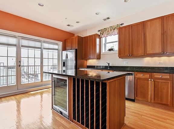 5th image of 608 Hinman Ave APT 3N