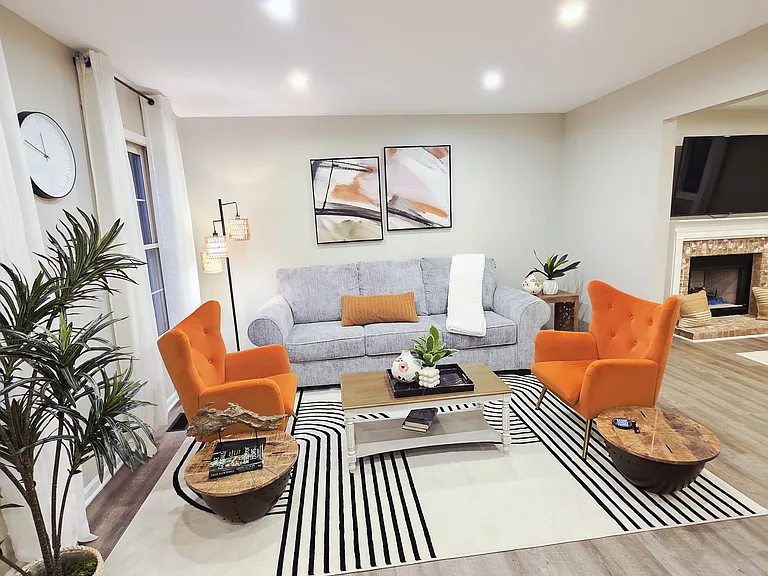 Bentley Dr — Photo 1