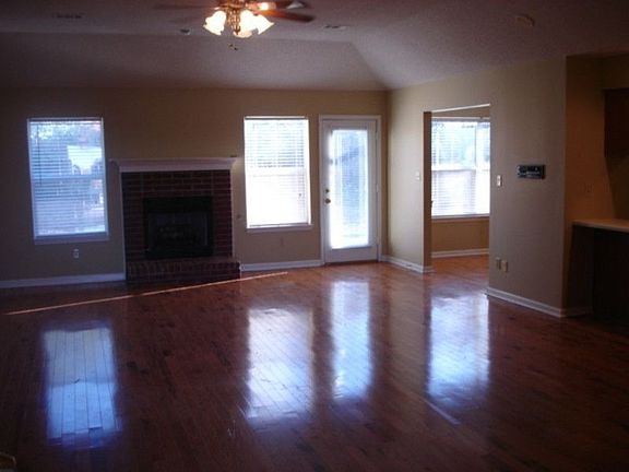 4th image of 1275 Thames Dr
