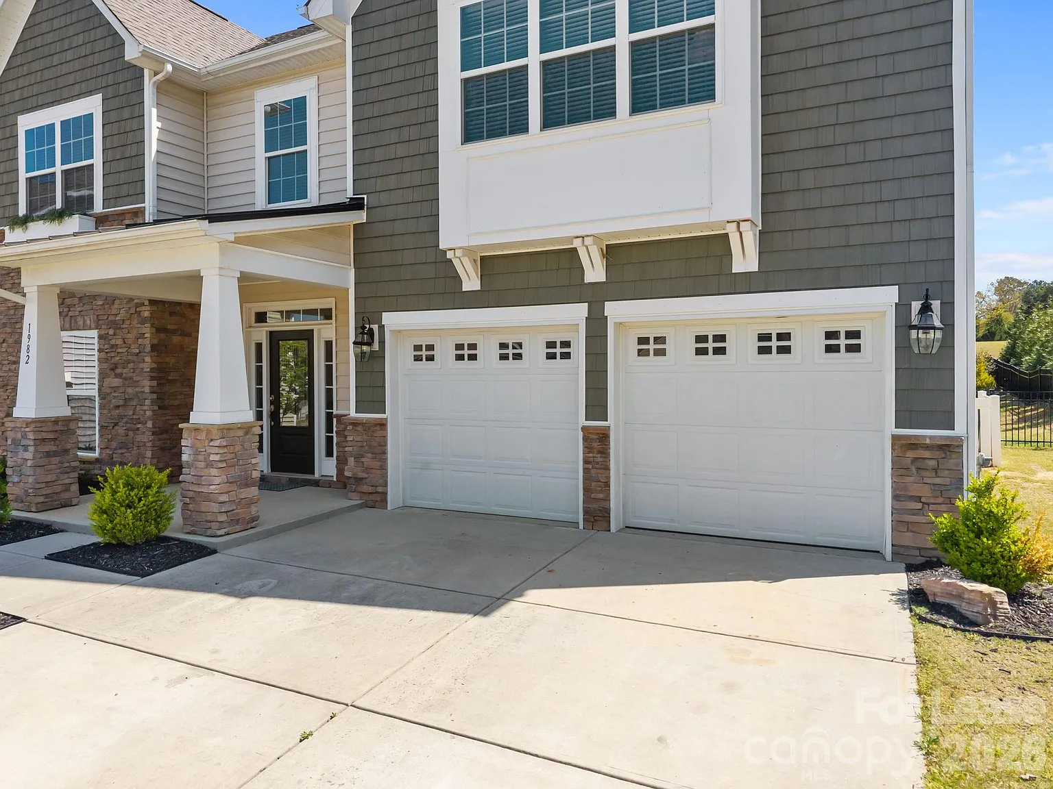 5 bed, 4.5 bath, 3621 sqft, $3,300 — Photo 2