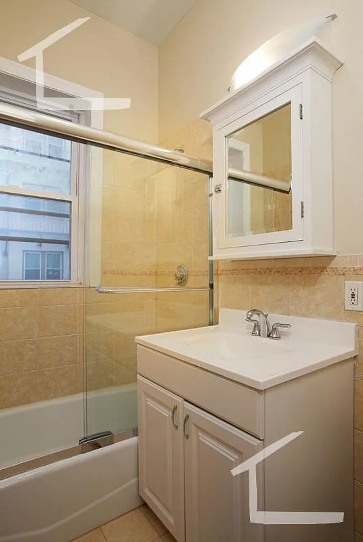 Nicely renovated 2 bed in the heart of Fenway! — Photo 4