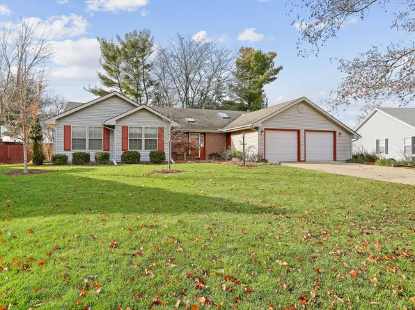 1009 Beaver Creek Ln, Mahomet, IL 61853