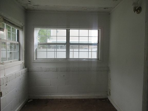 5th image of 22338 Leonard St