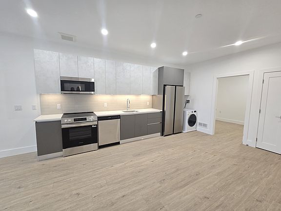 2nd image of 473-478 Main St #429