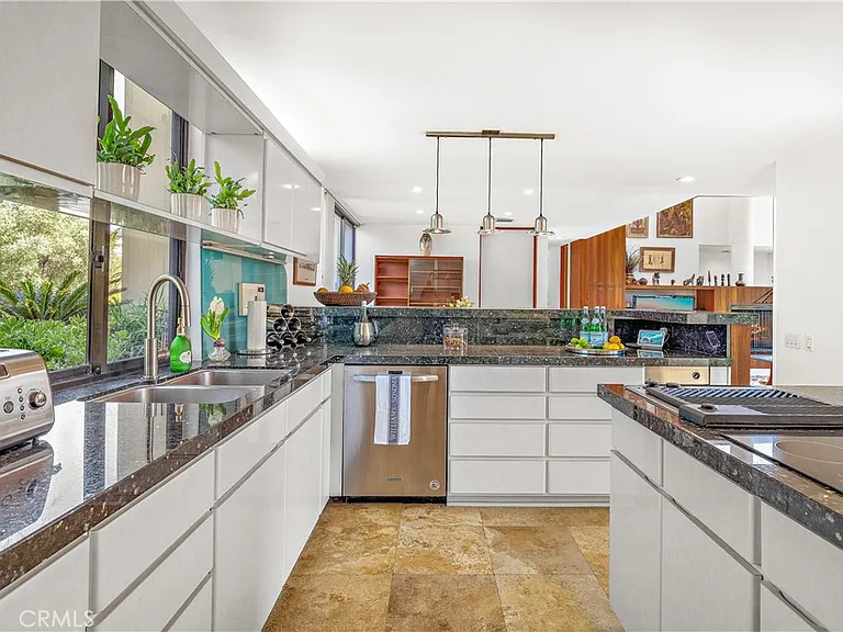 3028 Overhill Dr — Photo 10