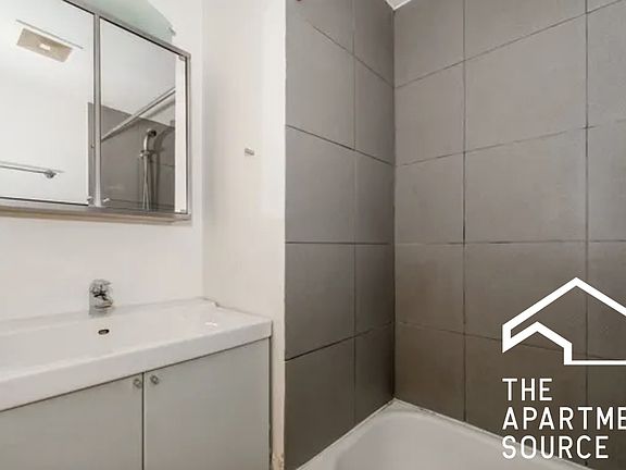 4th image of 913 N Honore St #1F