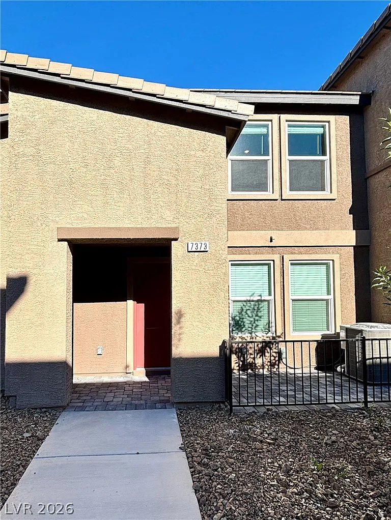 3 bed, 2.5 bath, 1309 sqft, $2,000 — Photo 2