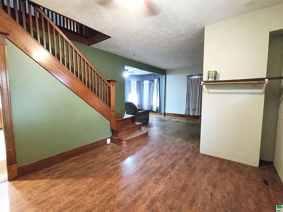 3rd image of 413 Allan St