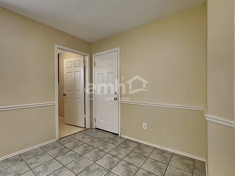 2717 Primrose Ln — Photo 7