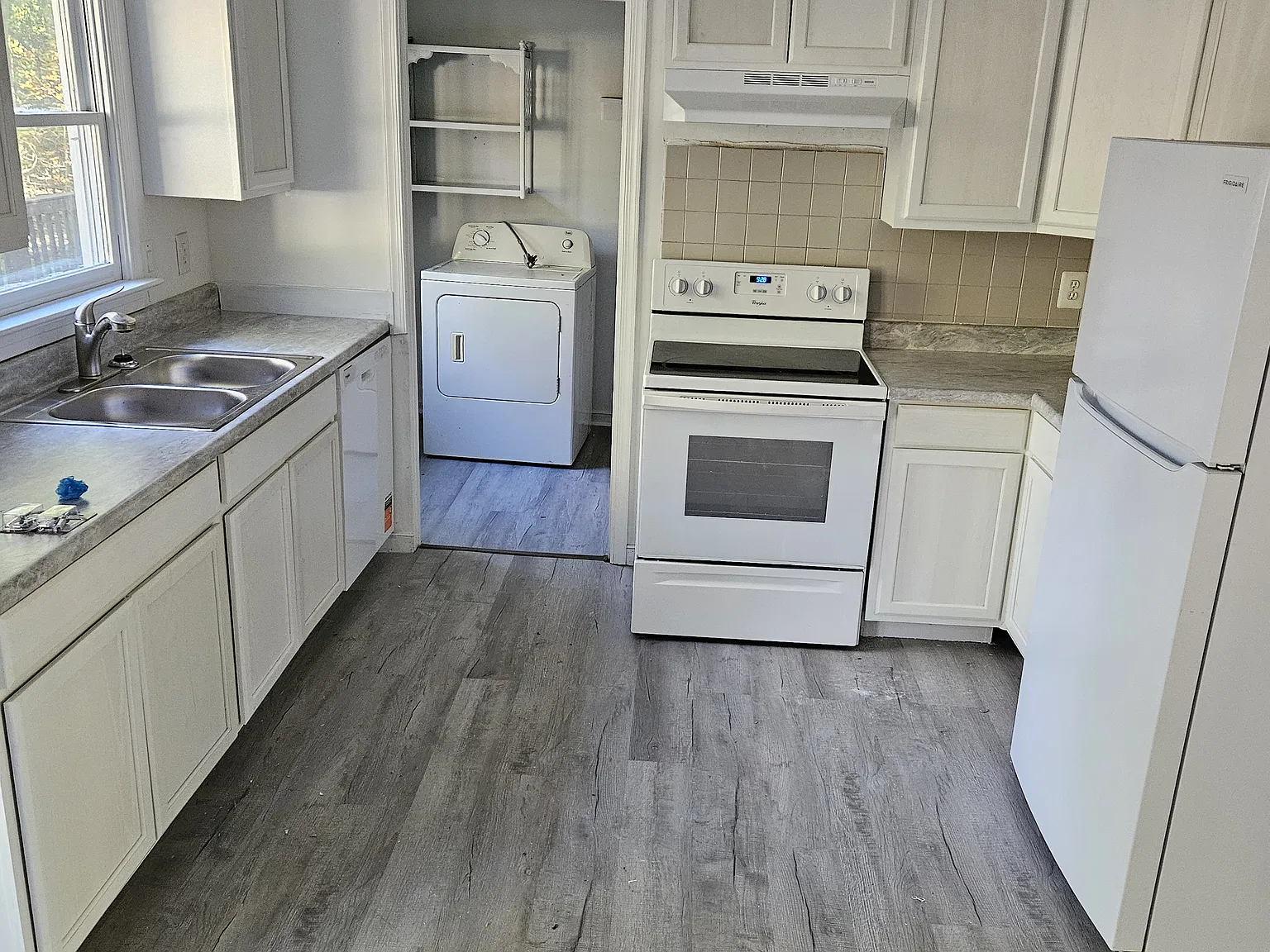 3 bed, 1056 sqft, $2,015 — Photo 3