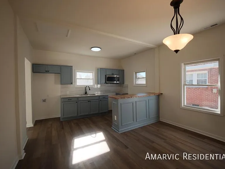 4313 Wallace St — Photo 2