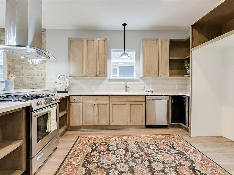 1209 Summer St — Photo 8