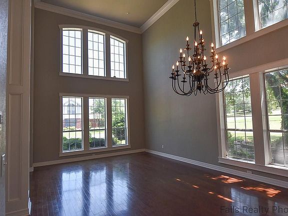 3rd image of 808 Woodland Trl N