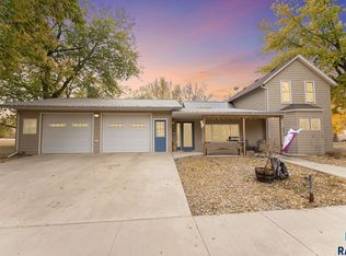 308 E 4th St, Davis, SD 57021