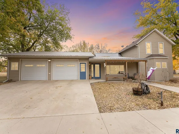 308 E 4th St, Davis, SD 57021
