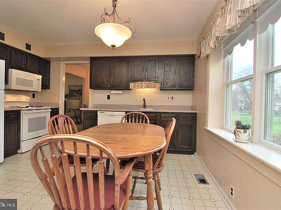 5th image of 160 E Elizabeth Ln