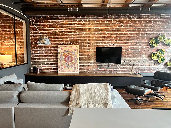 2nd image of 130 W Jackson Ave