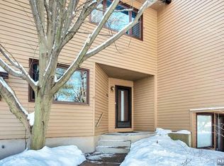 221 Mountain View Dr, Mahwah, NJ 07430