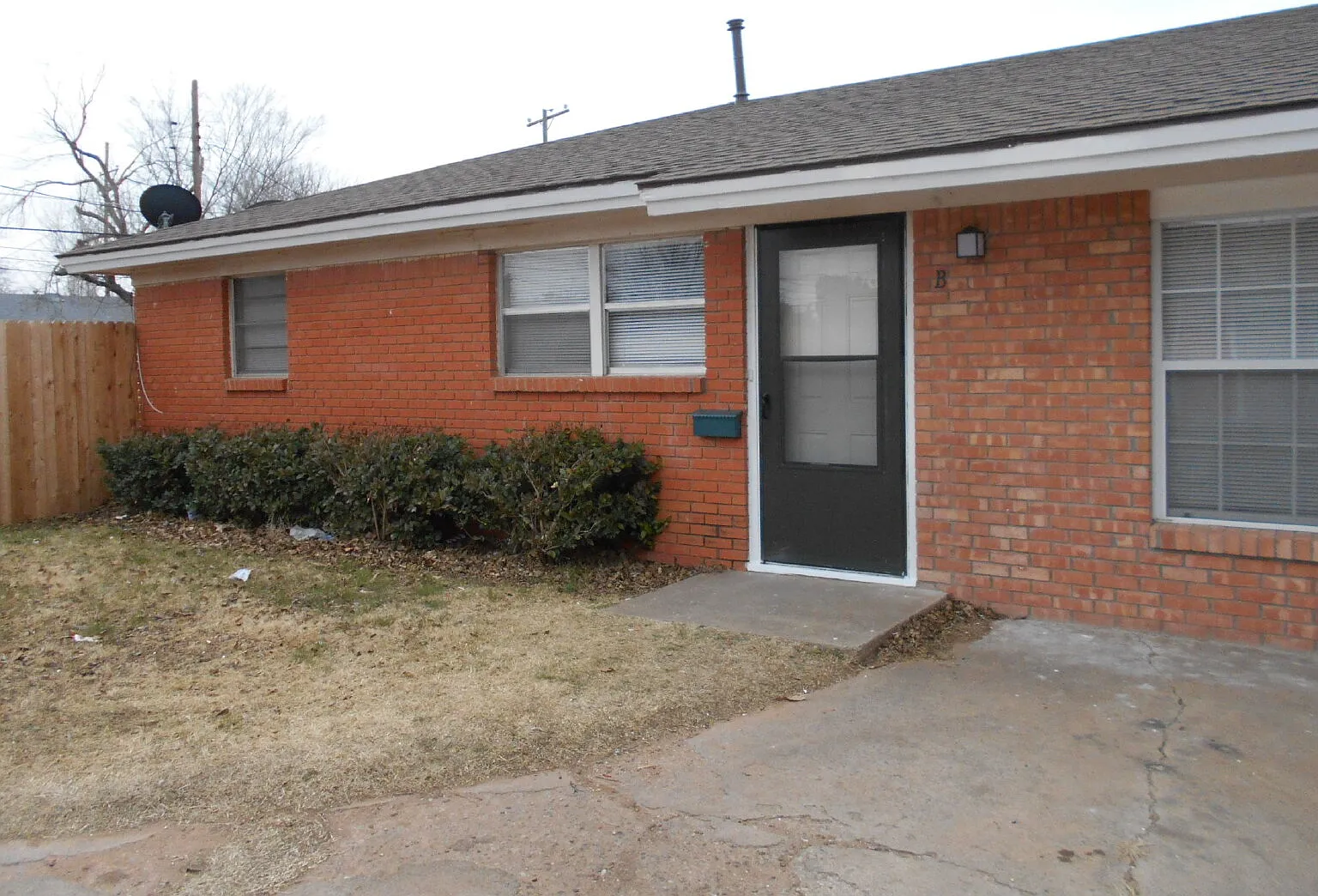 3 bed, 1.0 bath, 1050 sqft, $850 — Photo 1
