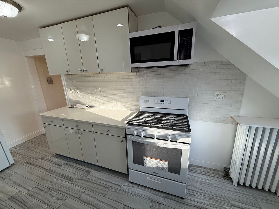 1st image of 35 Norwood Ave Floor 3