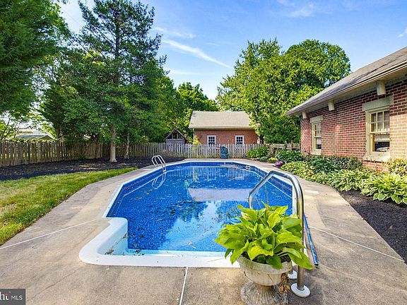 4th image of 8 Mayfield Dr
