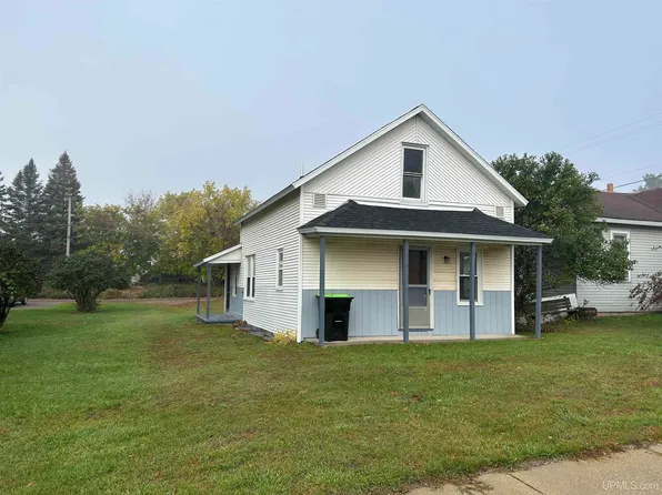 904 Cedar Ave, Iron Mountain, MI 49801