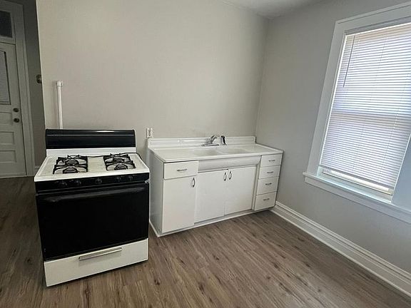 3rd image of 3939 Deal St #4