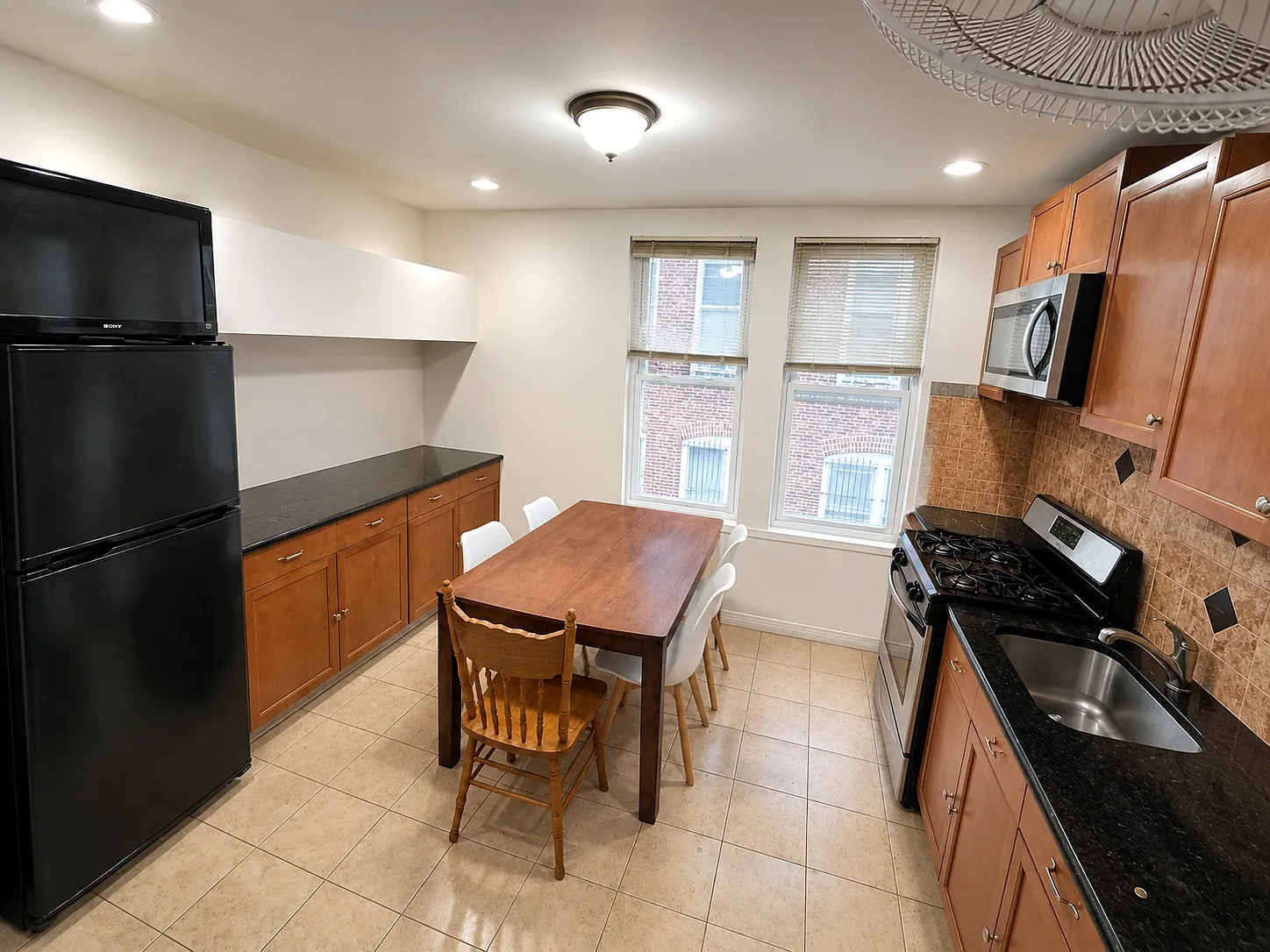 4 bed, 1100 sqft, $3,100 — Photo 3