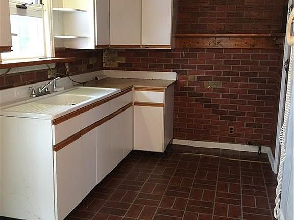 3rd image of 47 Elaine Ct