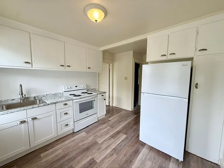452-454 Thompson Ave — Photo 17