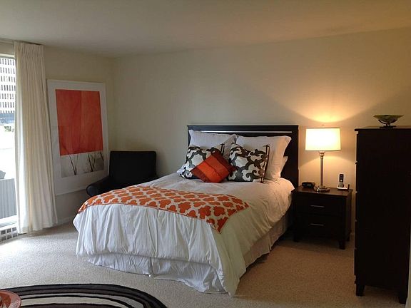 5th image of 440 Davis Ct APT 1616