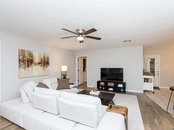 3rd image of 18634 White Oak Dr