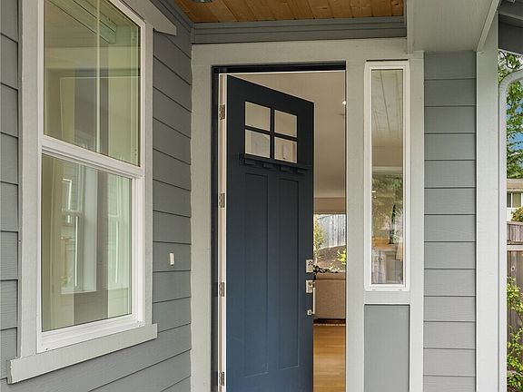 4th image of 3052 SE 13th Place