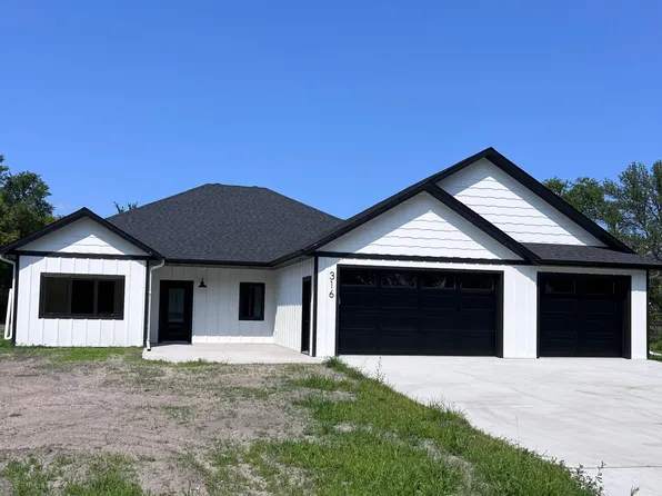 316 4th Ave SW, Hankinson, ND 58041