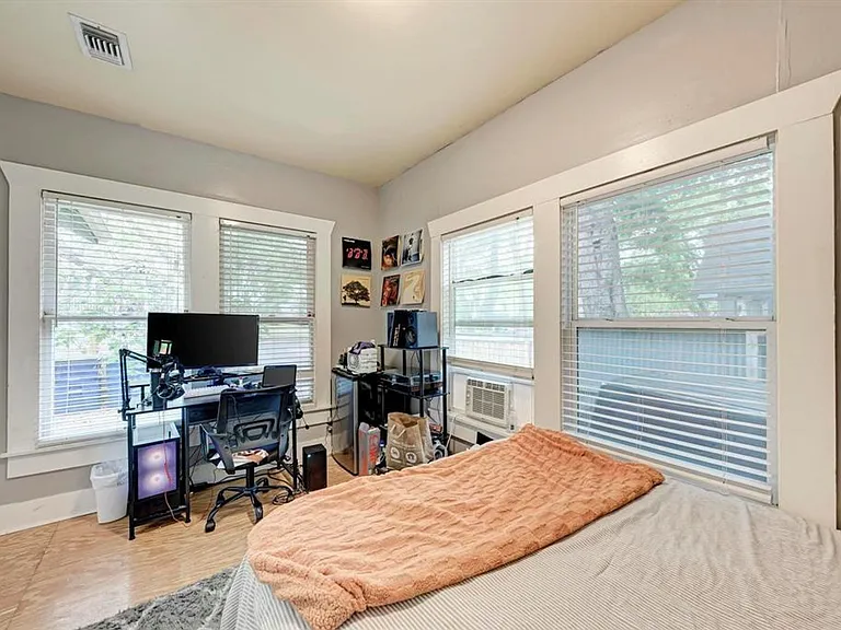 2834 Salado St — Photo 15