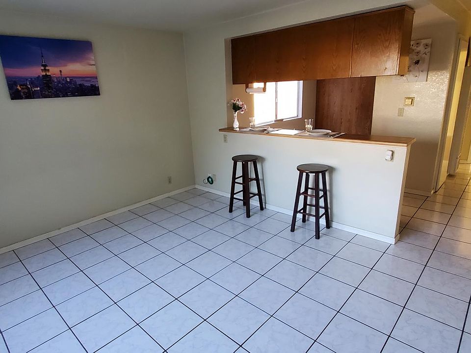 Living room with sit-up bar/counter (stools not included)