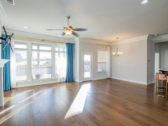 4th image of 1601 Edinburgh Ave