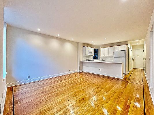 2nd image of 322 E 34th St APT 5D