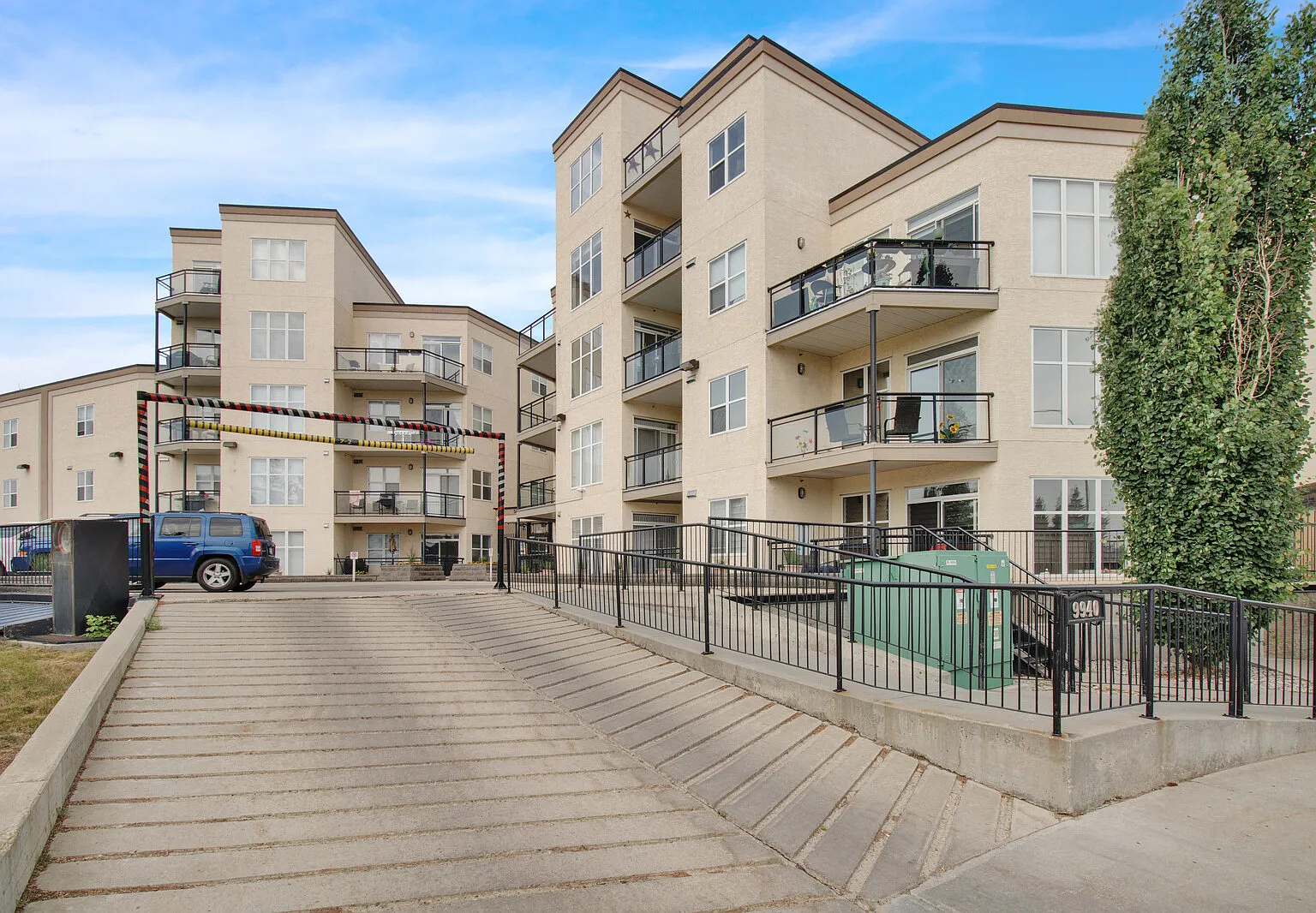 2 Bed 2 Bath Fully Furnished Executive Suite! — Photo 2