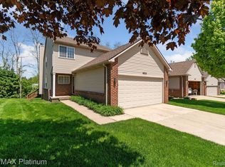 10313 Northvalley Ct, Hartland, MI 48353