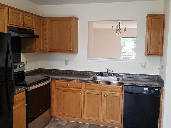 4th image of 1102 Pinnacle Dr