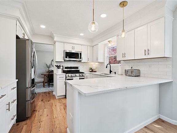 3rd image of 125 Woodbine Dr