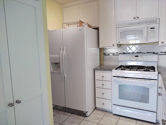 2nd image of 10518 Sunland Blvd Unit 4