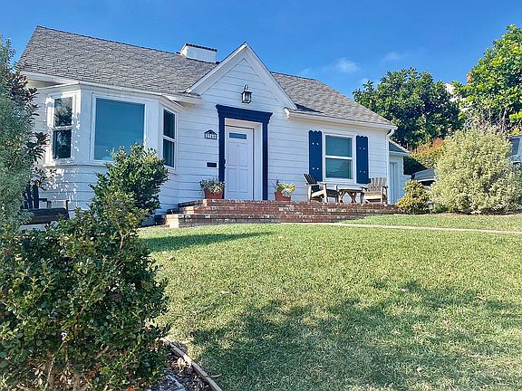 Landscaped yard w/ patio