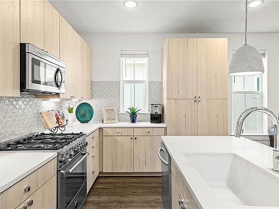 4th image of 2624 Metcalfe Rd #8