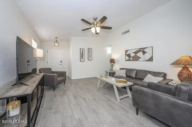 3 bed, 2.0 bath, 1177 sqft, $2,800 — Photo 4