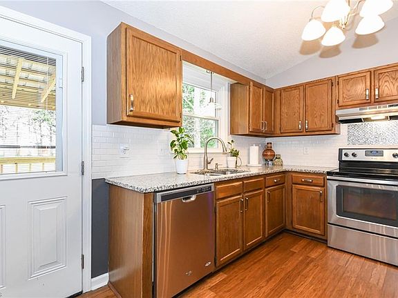 5th image of 310 Idolbrook Dr