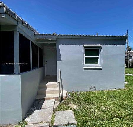 2nd image of 2125 Bay Dr APT C