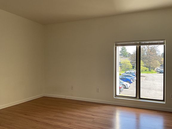 4th image of 11012 NE 68th St APT 520