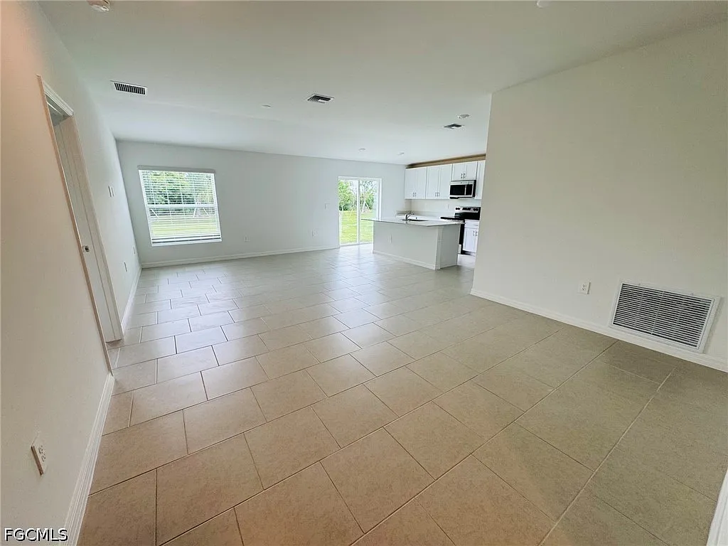 3 bed, 2.0 bath, 1487 sqft, $1,999 — Photo 4